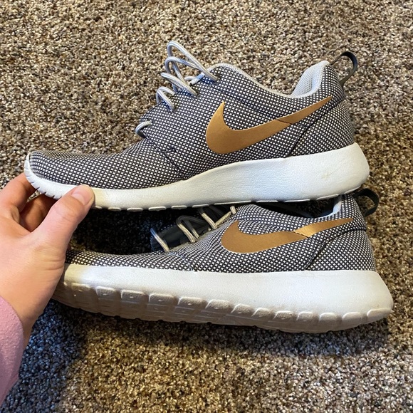 Nike Roshe — Like New Gray and Gold - Picture 5 of 8